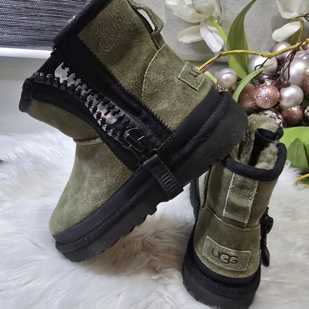 UGG Women's Classic Mini Zipper Tape Logo Boot Burnt Olive 1144034 New